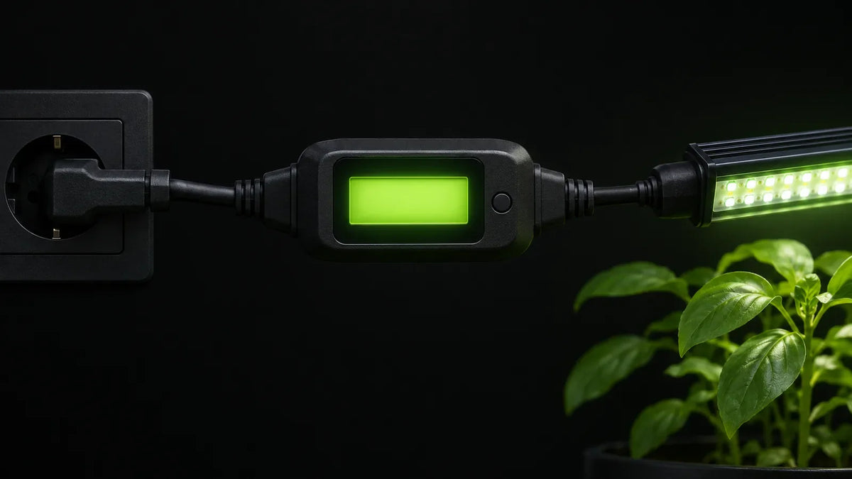 Energiemessgerät zwischen Steckdose und Pflanzenleuchte – Stromkosten und Effizienz