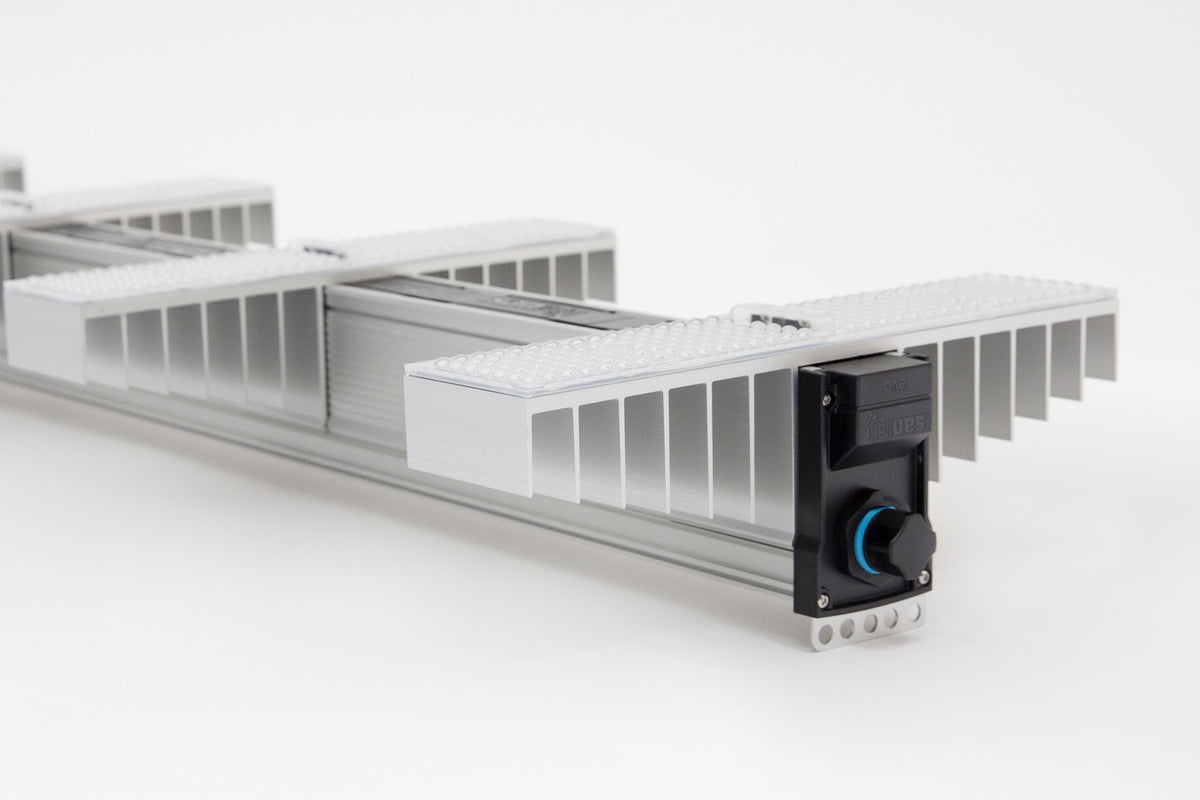 Nahaufnahme einer SANlight EVO 1.5: LED-Modul, Kühlkörper und Anschlussseite