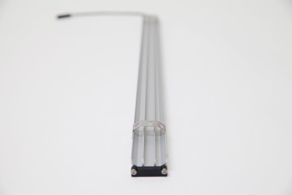 SANlight FLEX II Leiste von der Stirnseite mit Anschlusskabel