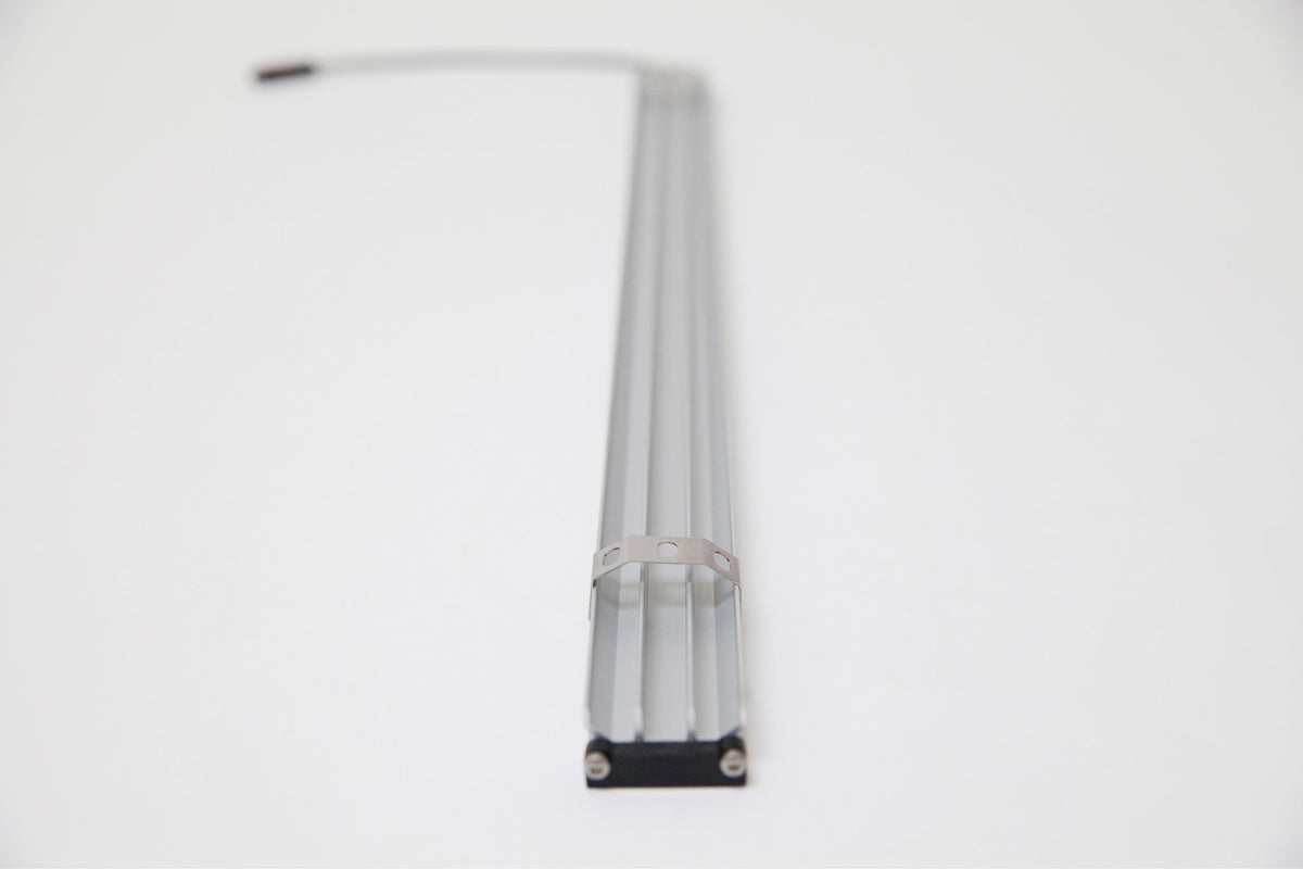 SANlight FLEX II Leiste von der Stirnseite mit Anschlusskabel