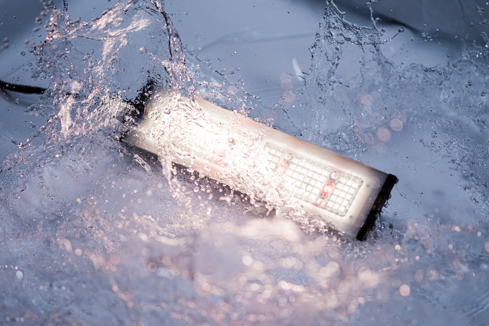 LED-Modul der SANlight STIXX 50 in spritzendem Wasser; die Schutzart IP68 gilt für das LED-Modul