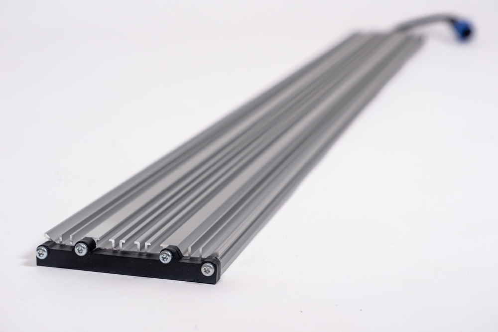 Flaches Aluminiumprofil eines SANlight STIXX Moduls von der Stirnseite