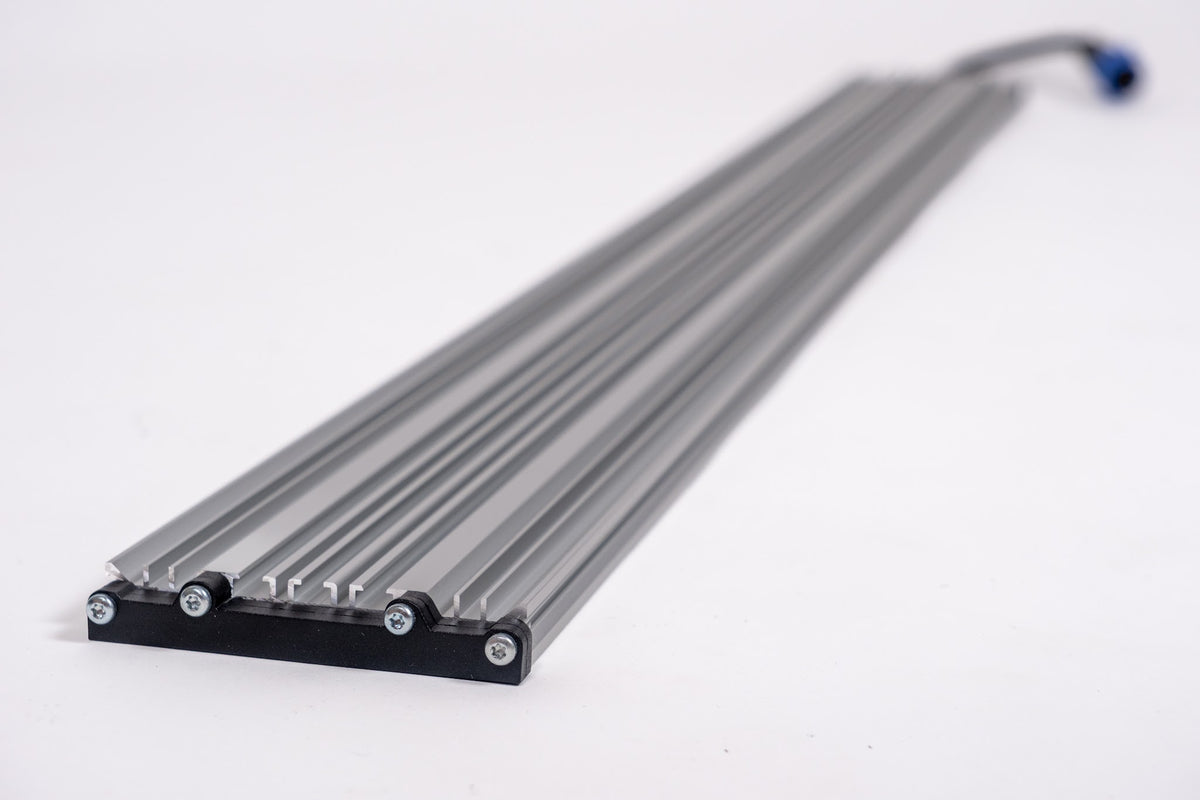Flaches Aluminiumprofil eines SANlight STIXX Moduls von der Stirnseite