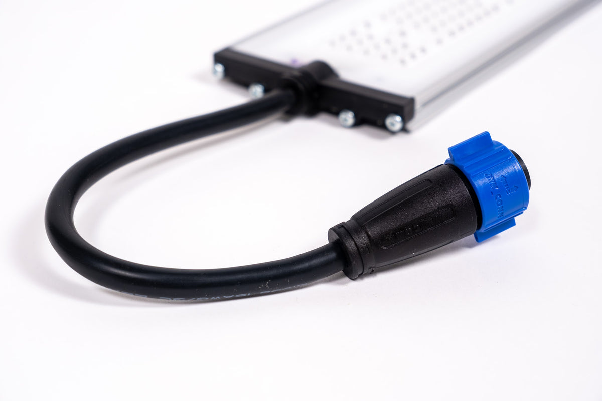 Anschlusskabel mit Steckverbinder an einem SANlight STIXX Modul