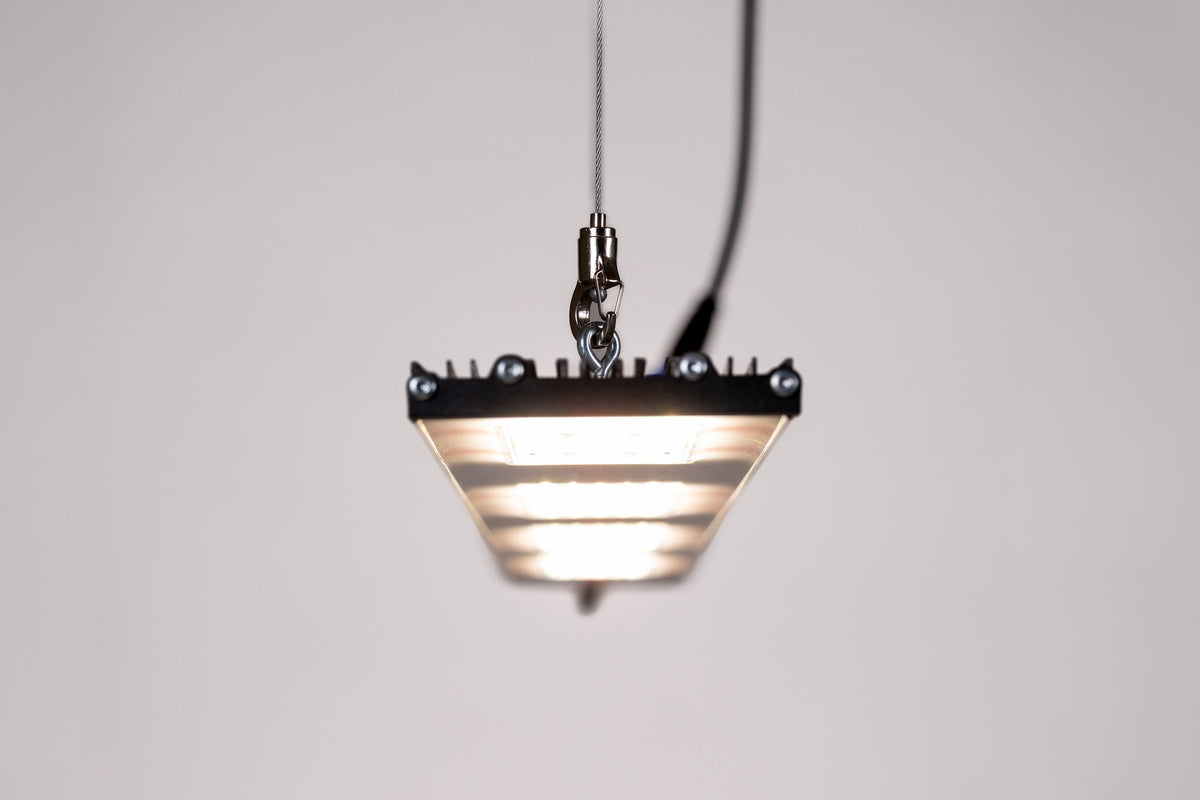 Eingeschaltetes SANlight STIXX Modul hängend, von der Stirnseite gesehen