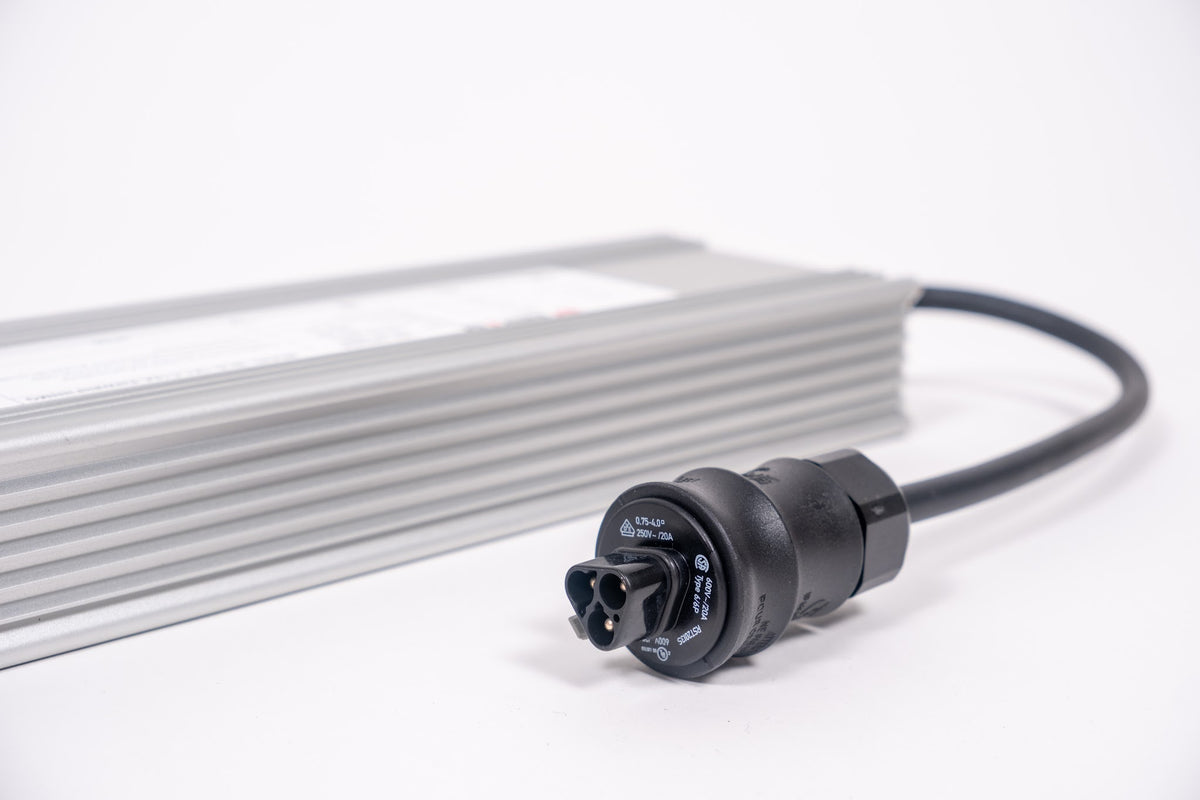 Anschlussdetail am SANlight STIXX LED-Treiber: dreipoliger Netzanschlussstecker