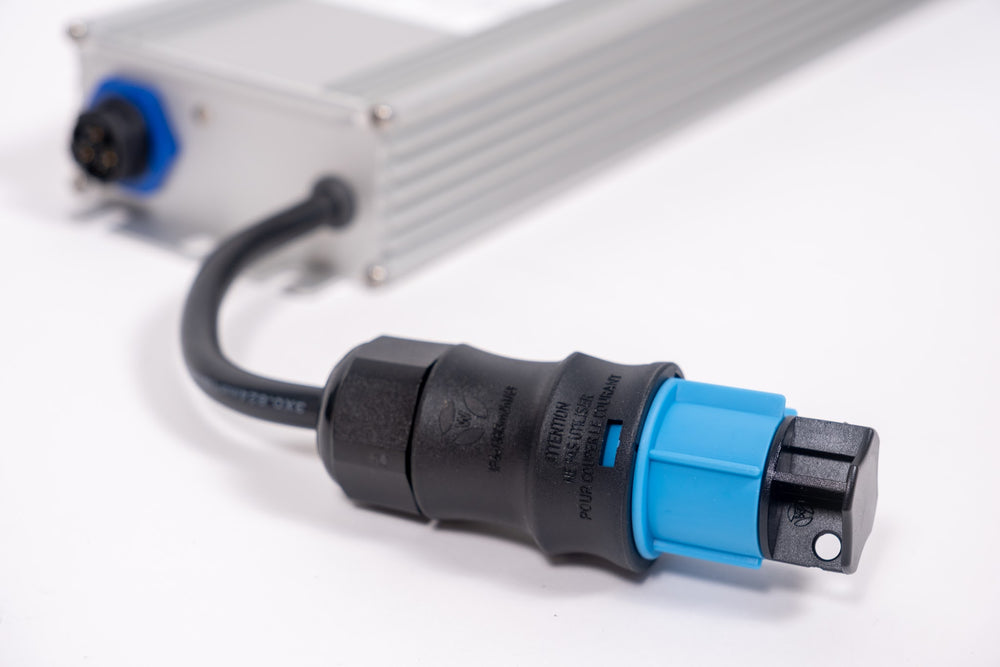 Anschlussdetail am SANlight STIXX LED-Treiber: Steckverbinder mit Schutzkappe am Kabel