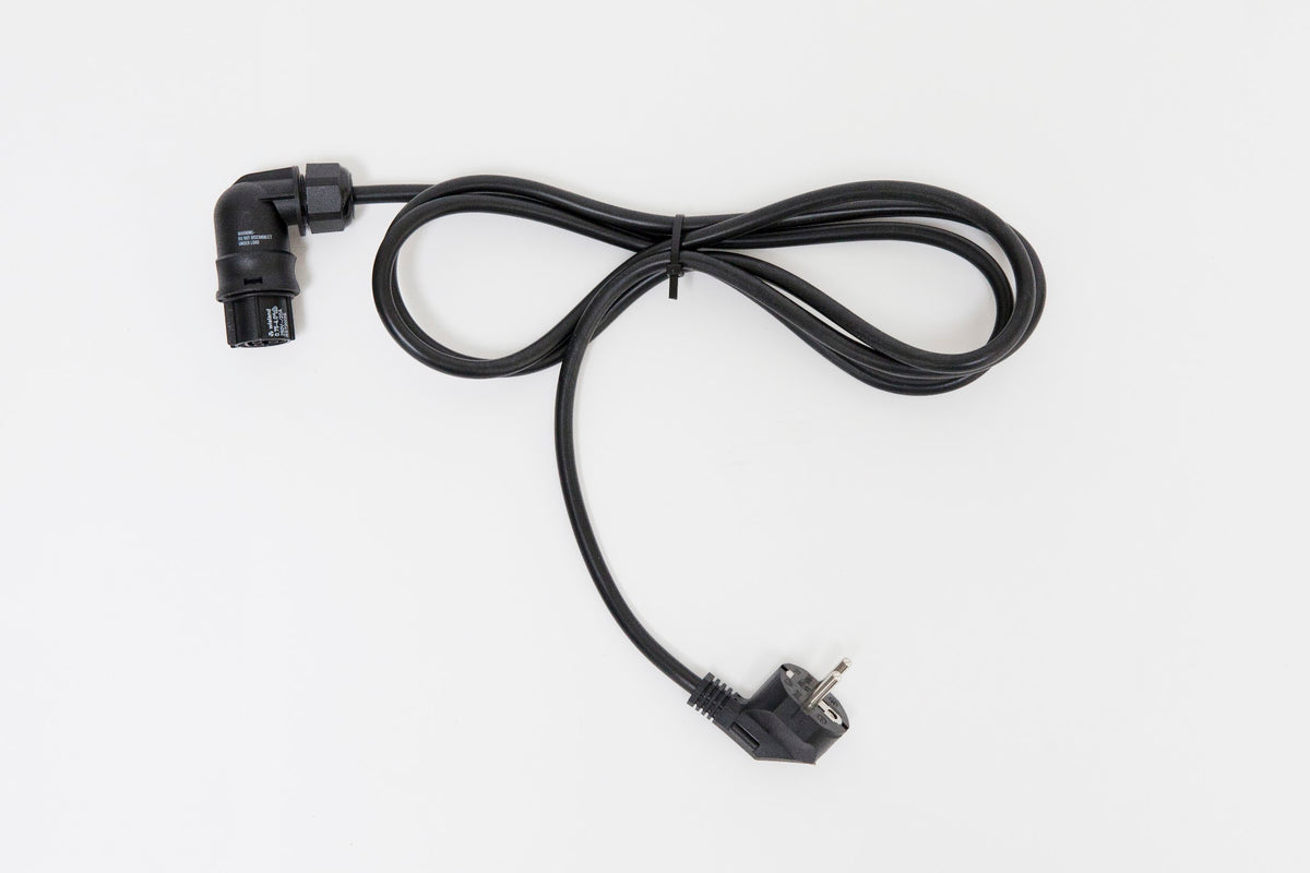 SANlight Stromkabel mit gewinkeltem Leuchtenanschluss und EU-Stecker, Studioaufnahme